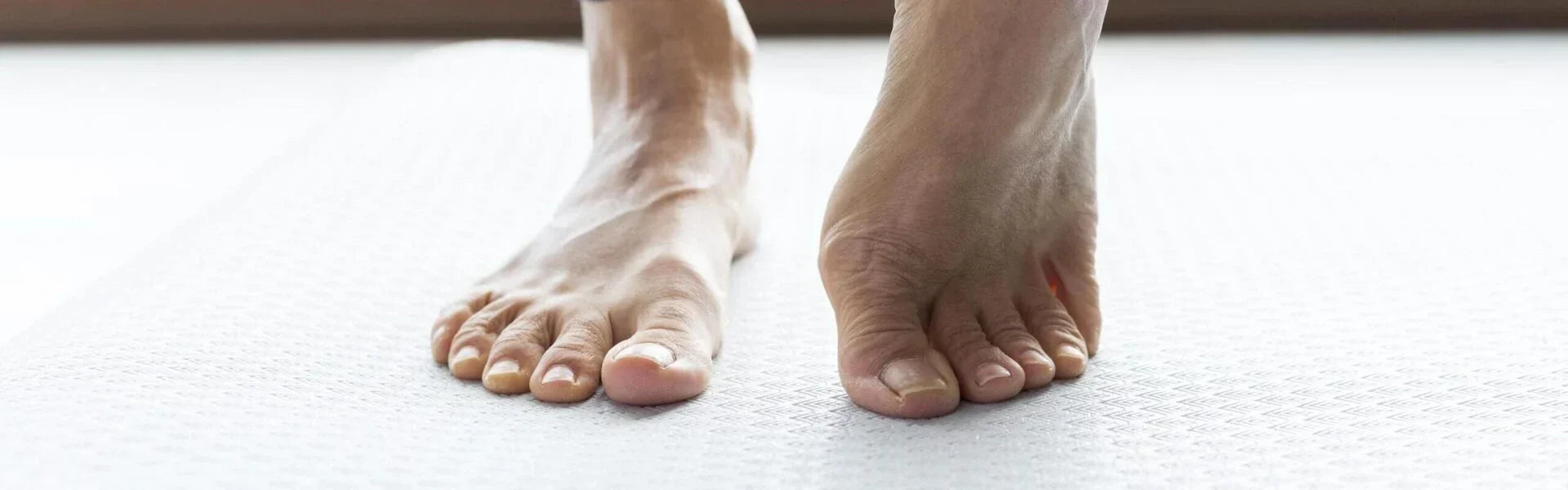Yellowing of the toenails